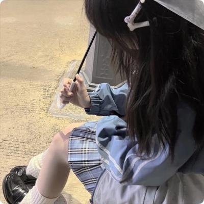 穿黄睡衣的女孩